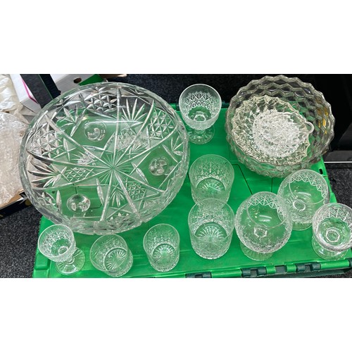 196 - Large selection of assorted glassware to include coloured glass pieces, jugs, glasses, bowl etc