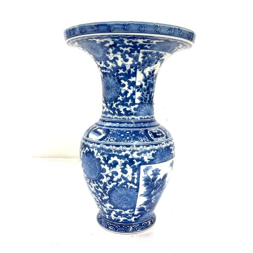 617 - Large  Chinese / Japanese hand painted blue and white oriental vase, approximate height: 12.5cm