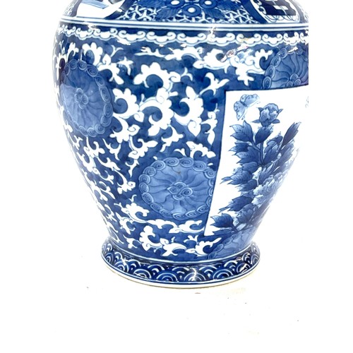 617 - Large  Chinese / Japanese hand painted blue and white oriental vase, approximate height: 12.5cm