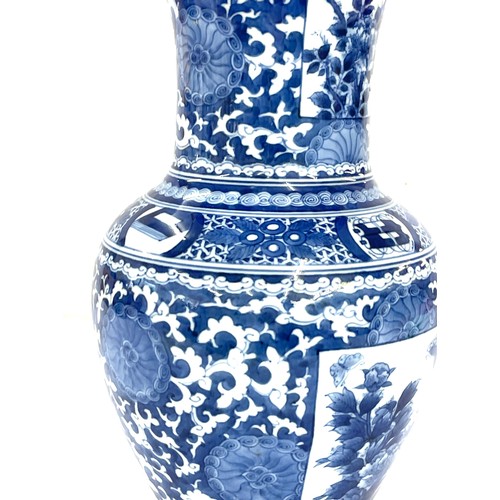 617 - Large  Chinese / Japanese hand painted blue and white oriental vase, approximate height: 12.5cm