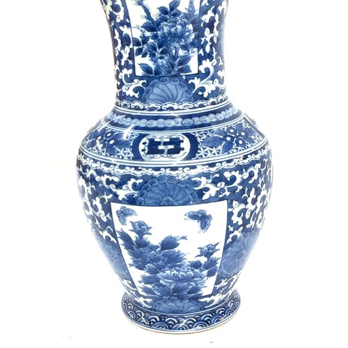 617 - Large  Chinese / Japanese hand painted blue and white oriental vase, approximate height: 12.5cm