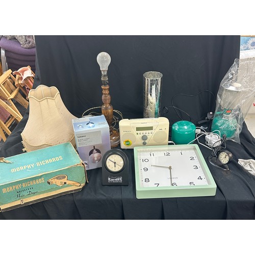 264 - Selection of electrical items includes Roberts radio, Morphy Richards hair dryer, desk light, lamps,... 