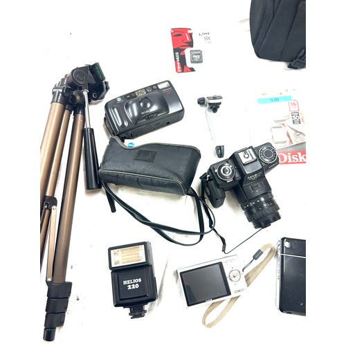 71 - Selection of camera and camera equipment includes digial cameras, minolta, tripod stand, toshiba etc