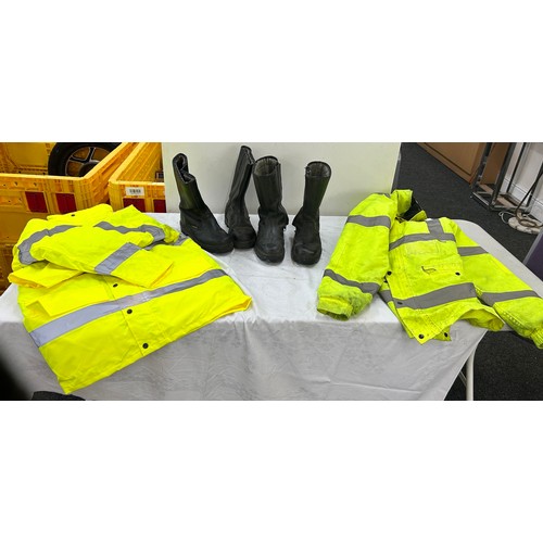 158 - Cofra welder work boots, size  42, 1 brand new and 1 used Hi-Vis jacket