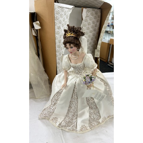 278 - 2 boxed Franklin mint collectors dolls, both on plinths, approximate height: 18 inches including sta... 