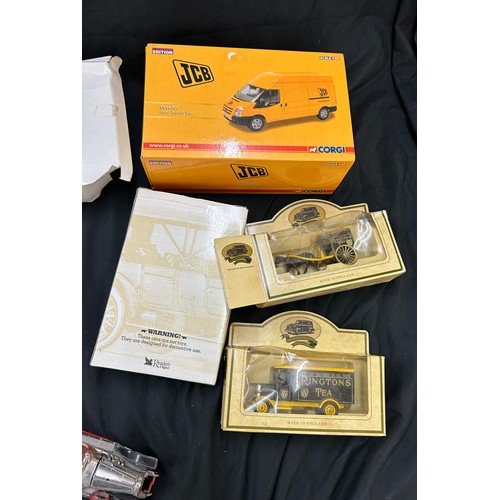 114 - Selection of vintage and later assorted cars, some with original boxes to include Corgi, Dinky, Days... 