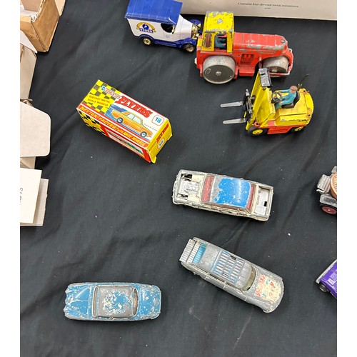 114 - Selection of vintage and later assorted cars, some with original boxes to include Corgi, Dinky, Days... 