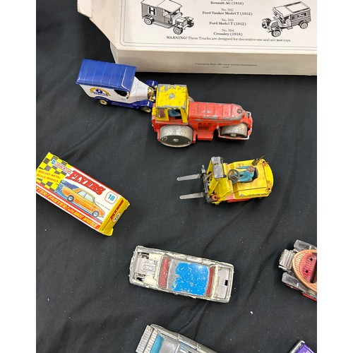 114 - Selection of vintage and later assorted cars, some with original boxes to include Corgi, Dinky, Days... 