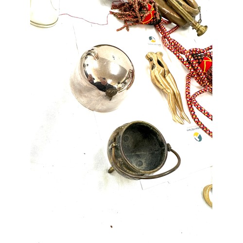 52 - Selection vintage items to include copper and brass horn,  Son nau shaker, nut crackers etc