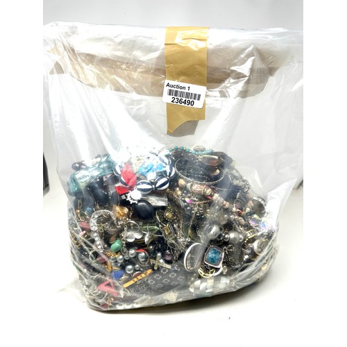 470 - 10kg UNSORTED COSTUME JEWELLERY inc. Bangles, Necklaces, Rings, Earrings.