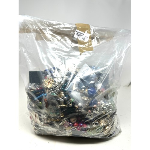 510 - 10kg UNSORTED COSTUME JEWELLERY inc. Bangles, Necklaces, Rings, Earrings.