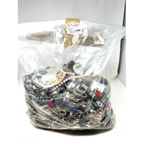 499 - 10kg UNSORTED COSTUME JEWELLERY inc. Bangles, Necklaces, Rings, Earrings.