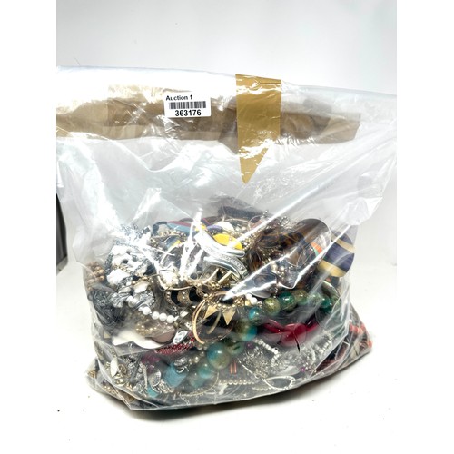 478 - 10kg UNSORTED COSTUME JEWELLERY inc. Bangles, Necklaces, Rings, Earrings.