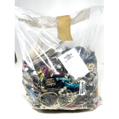 496 - 10kg UNSORTED COSTUME JEWELLERY inc. Bangles, Necklaces, Rings, Earrings.