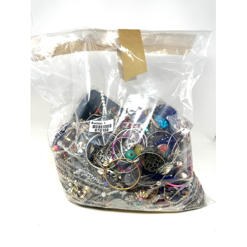 487 - 10kg UNSORTED COSTUME JEWELLERY inc. Bangles, Necklaces, Rings, Earrings.