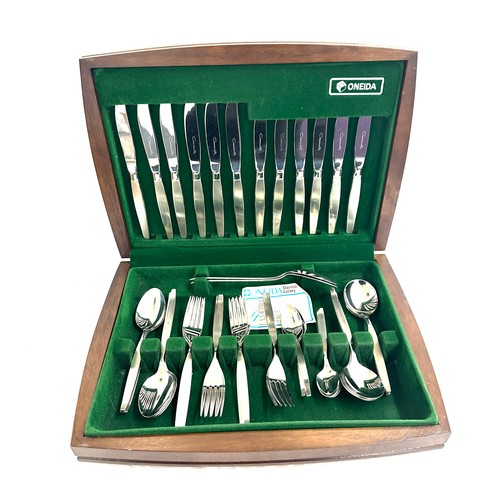 242 - Vintage Oneida stainless steel cutlery set