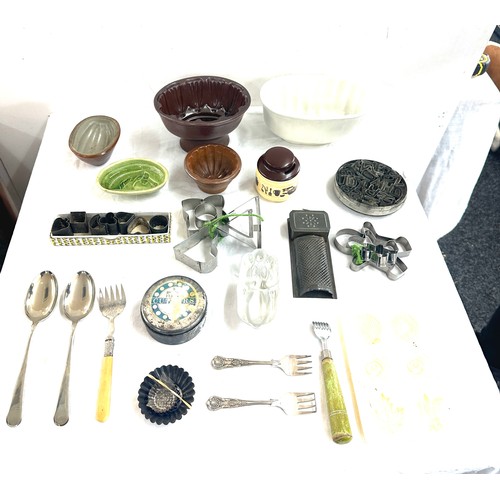 72 - Selection of vintage kitchenalia to include cutlery, ceramic bowls etc