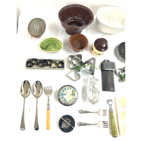 72 - Selection of vintage kitchenalia to include cutlery, ceramic bowls etc