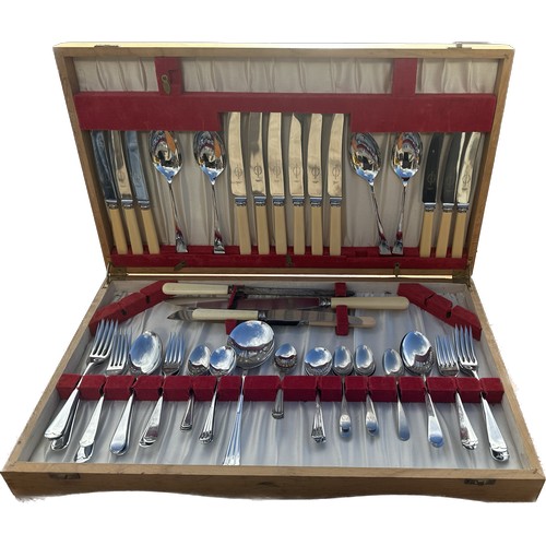 424A - Cased canteen of cutlery