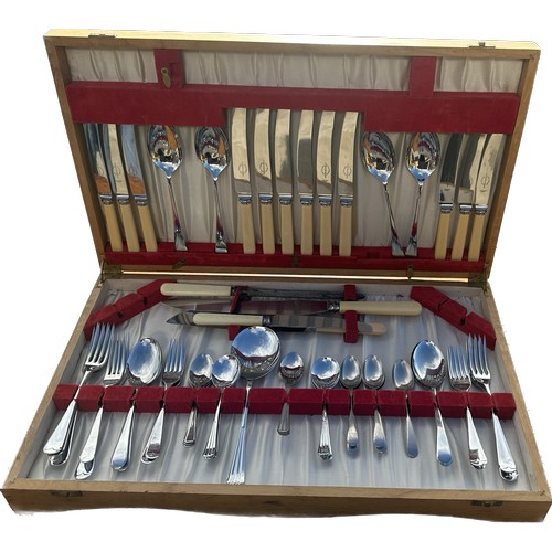 424A - Cased canteen of cutlery