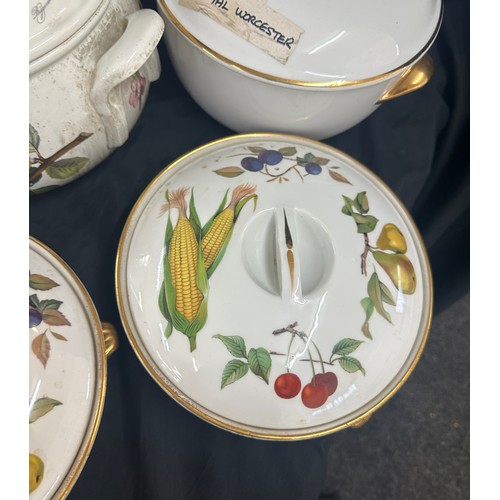 217 - Selection of assorted tureens includes Royal worcester, J&G Meakin etc