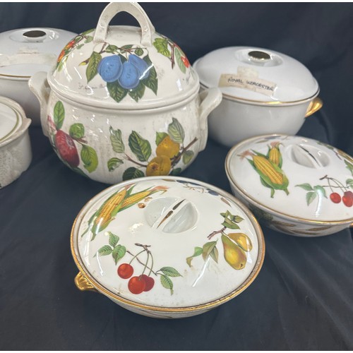 217 - Selection of assorted tureens includes Royal worcester, J&G Meakin etc