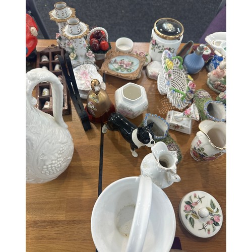 160 - Selection of miscellaneous items includes blue and white vase, Wedgwood, thimbles etc