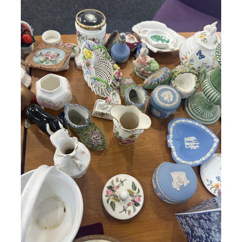 160 - Selection of miscellaneous items includes blue and white vase, Wedgwood, thimbles etc