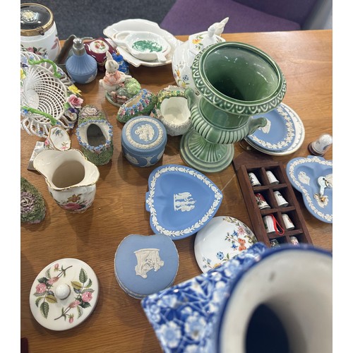 160 - Selection of miscellaneous items includes blue and white vase, Wedgwood, thimbles etc