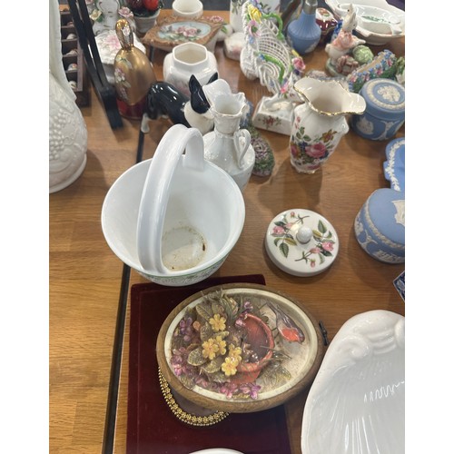 160 - Selection of miscellaneous items includes blue and white vase, Wedgwood, thimbles etc