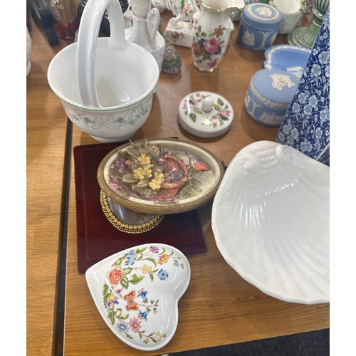 160 - Selection of miscellaneous items includes blue and white vase, Wedgwood, thimbles etc