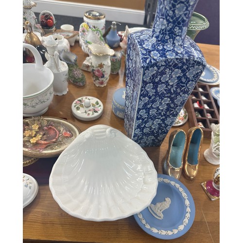 160 - Selection of miscellaneous items includes blue and white vase, Wedgwood, thimbles etc