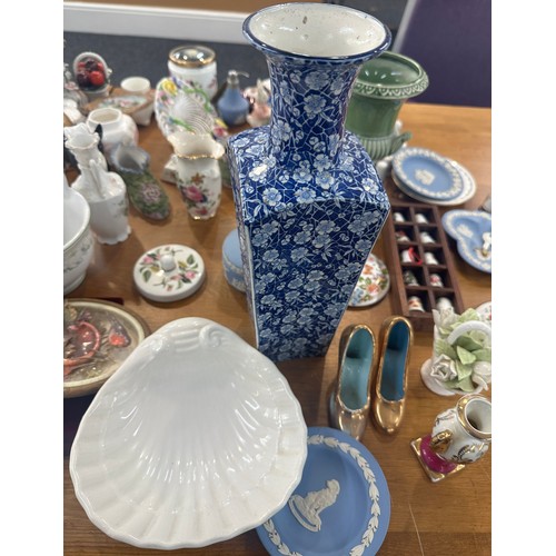 160 - Selection of miscellaneous items includes blue and white vase, Wedgwood, thimbles etc