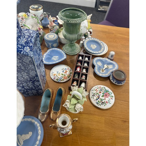 160 - Selection of miscellaneous items includes blue and white vase, Wedgwood, thimbles etc