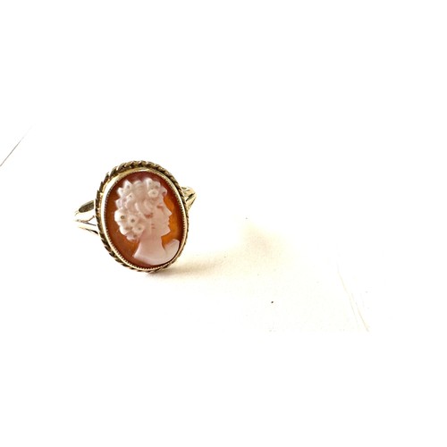 497 - 9ct gold cameo ring, ring size K/L, total weight 2.9g