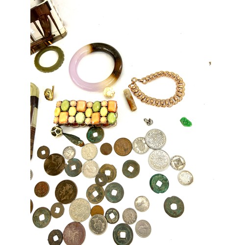 533 - Selection of collectables to include bracelet, coins etc