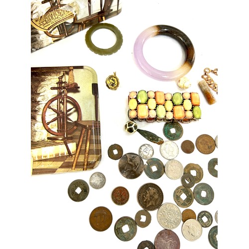 533 - Selection of collectables to include bracelet, coins etc