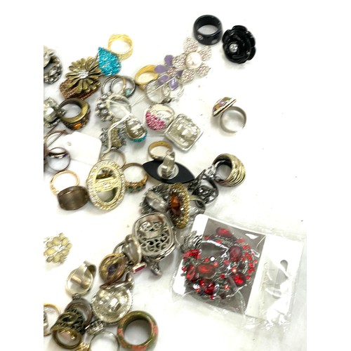 529 - Selection of ladies costume rings and brooches