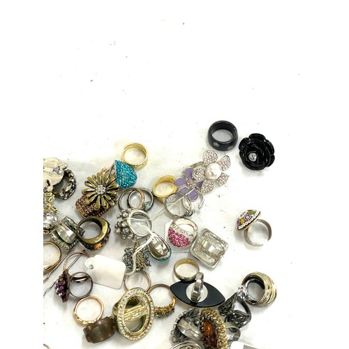 529 - Selection of ladies costume rings and brooches