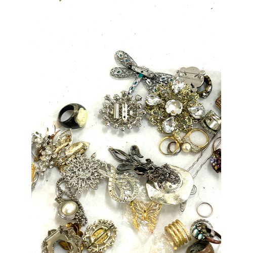 529 - Selection of ladies costume rings and brooches