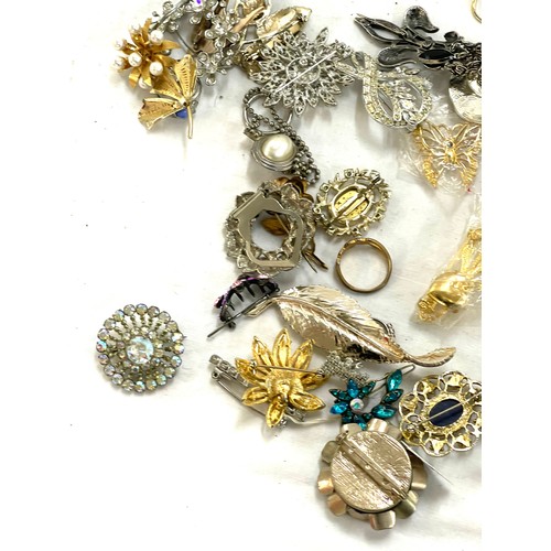 529 - Selection of ladies costume rings and brooches