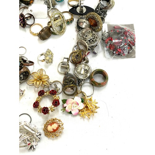 529 - Selection of ladies costume rings and brooches