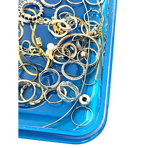 530 - Tray of silver jewellery to includes gem set rings, earrings, necklaces etc 161 grams gross weight