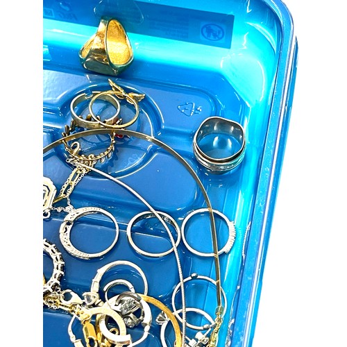 530 - Tray of silver jewellery to includes gem set rings, earrings, necklaces etc 161 grams gross weight