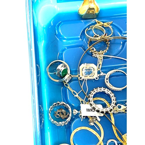 530 - Tray of silver jewellery to includes gem set rings, earrings, necklaces etc 161 grams gross weight