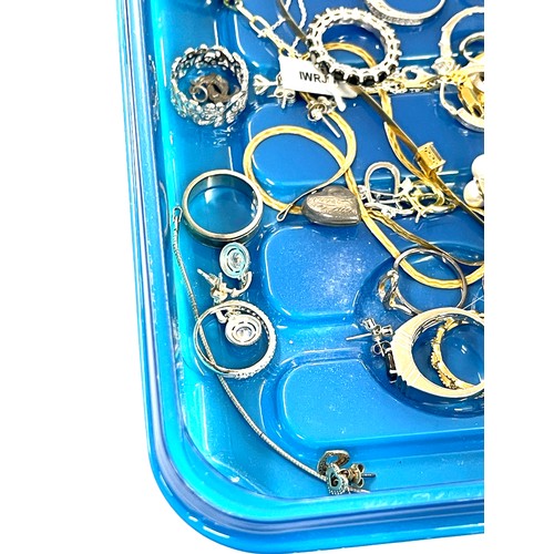 530 - Tray of silver jewellery to includes gem set rings, earrings, necklaces etc 161 grams gross weight