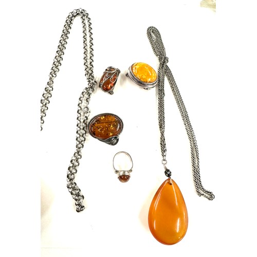 453 - Vintage silver and amber jewellery to includes brooch, pendant, ring etc, gross weight 102grams size... 