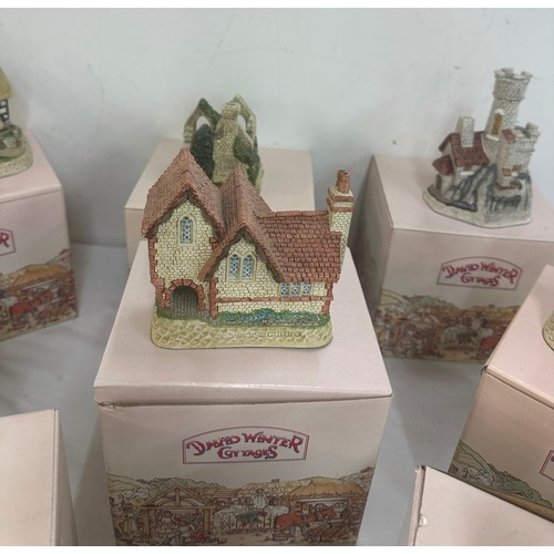 125 - Selection of boxed David Winter cottages to include The Candle makers, Tudor manor house, Single Oas... 