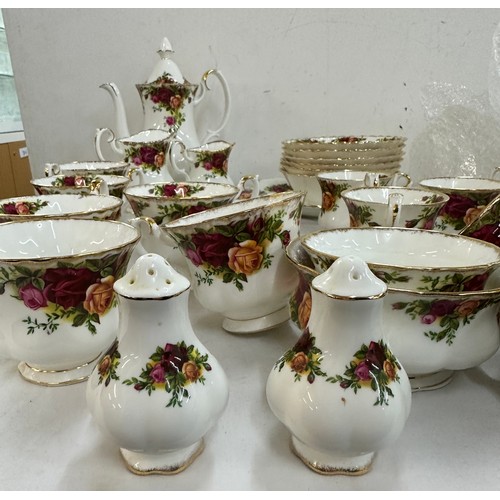 545 - Selection of Royal Albert Old Country Rose part/ tea/ coffee and dinner service