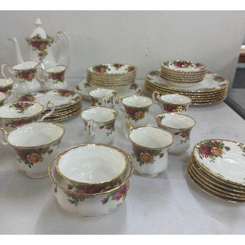 545 - Selection of Royal Albert Old Country Rose part/ tea/ coffee and dinner service